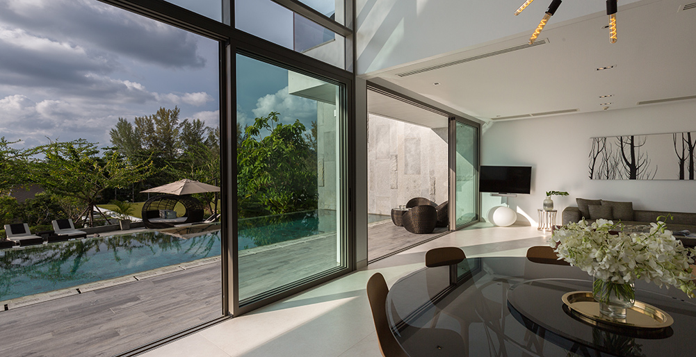 Malaiwana Patio Duplex - Breezy living and dining area by the pool